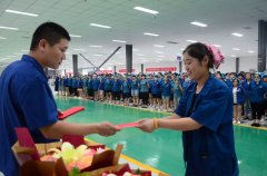 家紡成品車(chē)間勞動(dòng)競(jìng)賽總結(jié) 優(yōu)秀員工捧起大花束